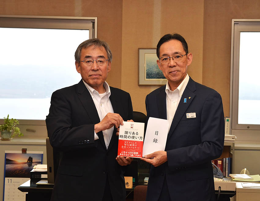 県内高校に図書寄贈