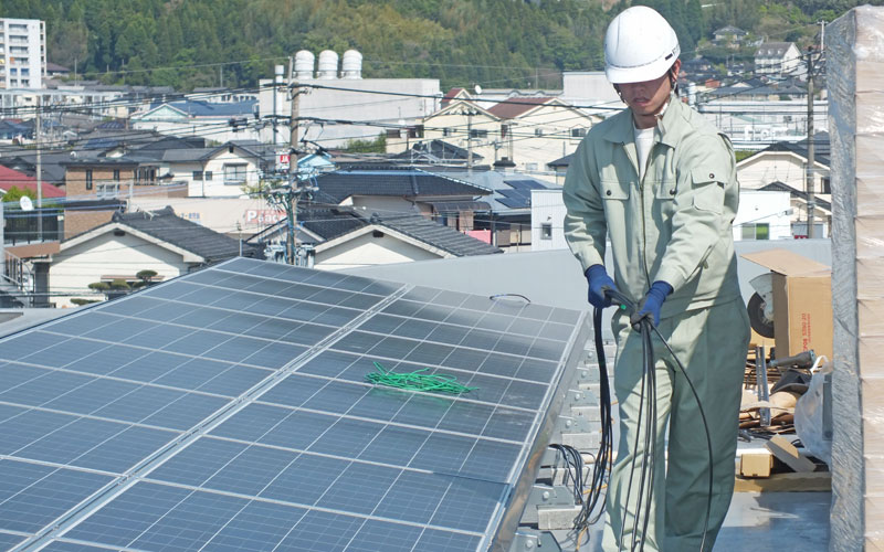 太陽光パネルの設置作業