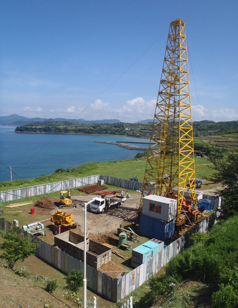 温泉掘削現場全景
