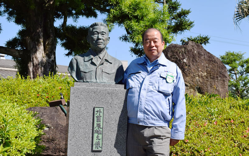 辰雄氏銅像と達蔵氏