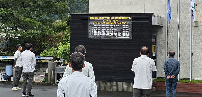 【朝礼風景=(6の約束事)】
