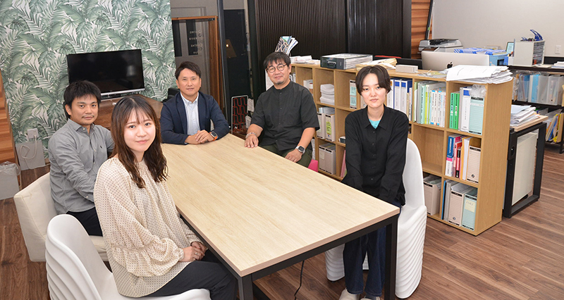 【スタッフを本社事務所内で撮影】