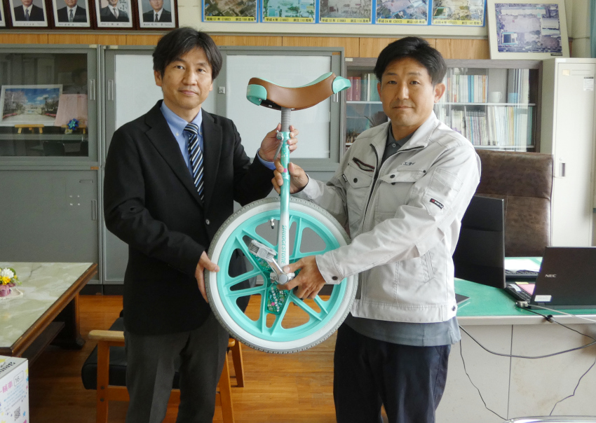 錦江小へ一輪車寄贈／子供たちの成長を応援／野村工業
