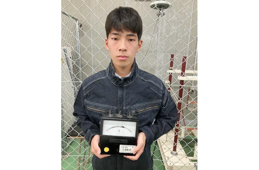 輝け若人／鹿児島実業高校　総合学科電気系列　３年　吉村　曖児（あいる）さん／電気の仕事に