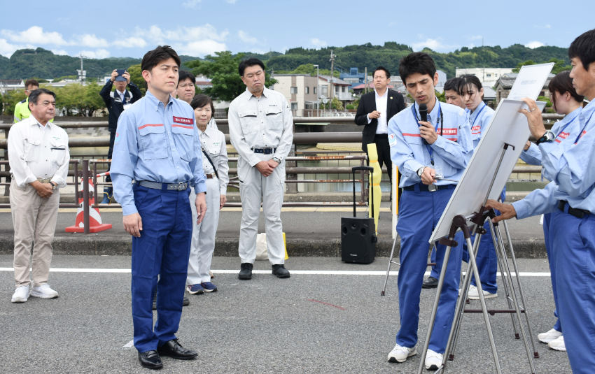 中野大臣、網掛橋(姶良市)を視察