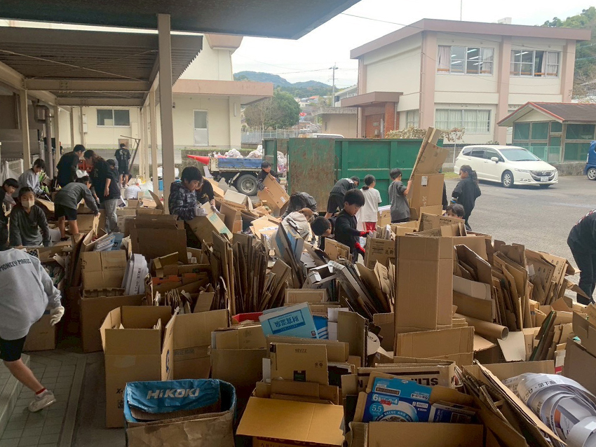 西谷山小で廃品回収