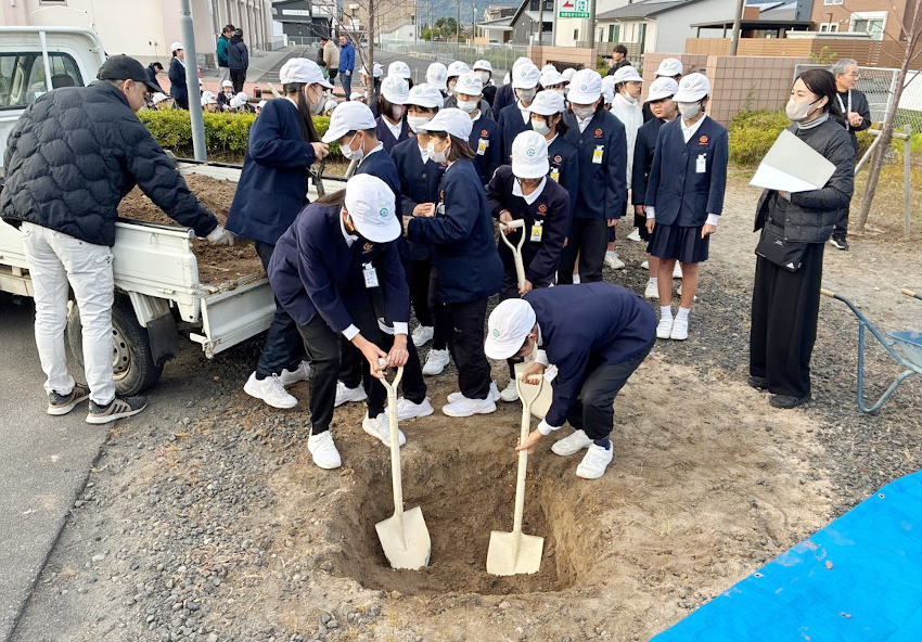 岩澤組が桜の木を植樹／将来のよき思い出に