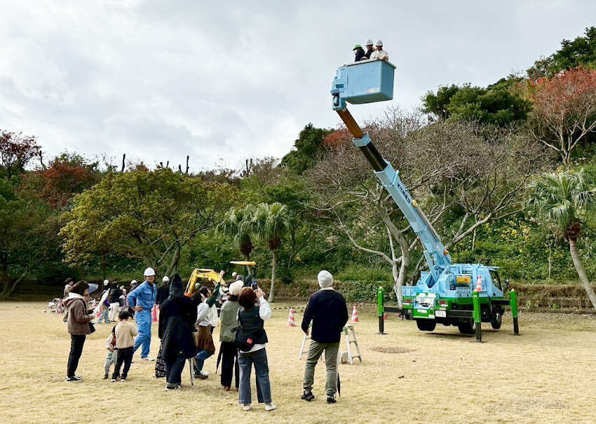 指宿市郡電気工協組青年部／高所車体験に笑顔