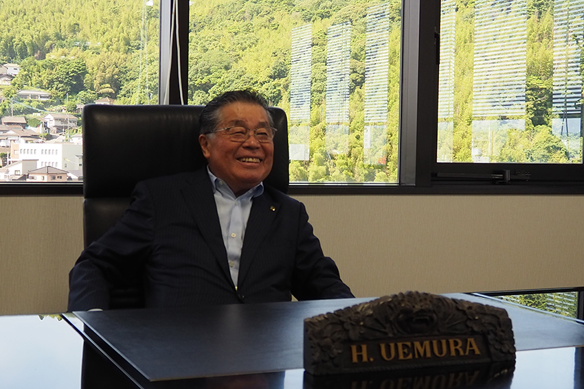 植村久会長が退任