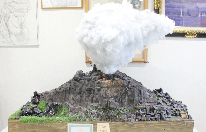 上野会長の桜島模型完成 新日本技術コンサルタント