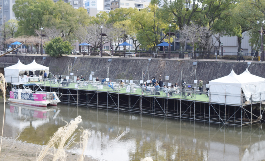 川床活用のイベント／水上ダイニング盛況／県河川課