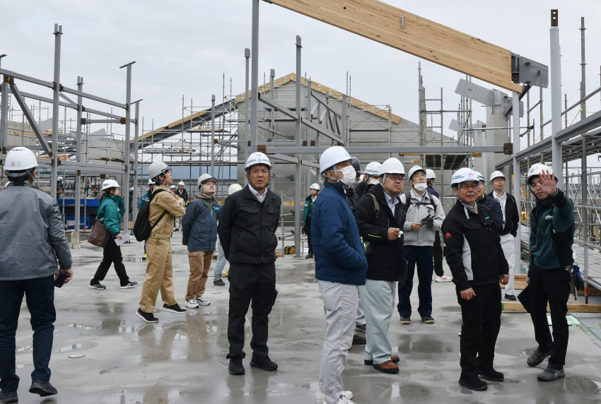 桜島学校で見学会／工夫箇所を説明／県建築士会川薩支部