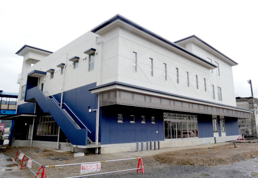 関係者に新築施設公開／海の玄関、利用性向上／名瀬港フェリーＴ