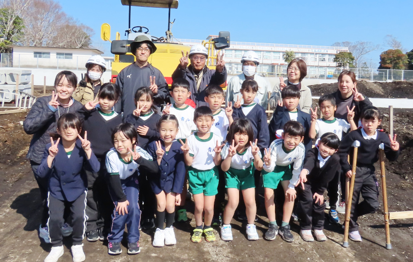 青戸小児童を現場に／重機も体験／東建設