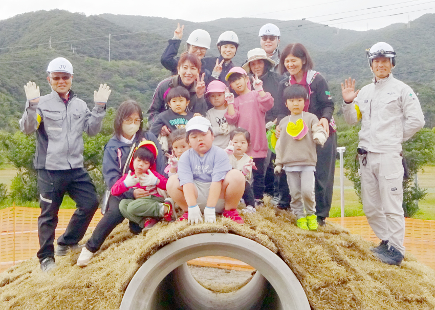 園児ら築山で遊ぶ／芝生張り体験／住用認定子ども園