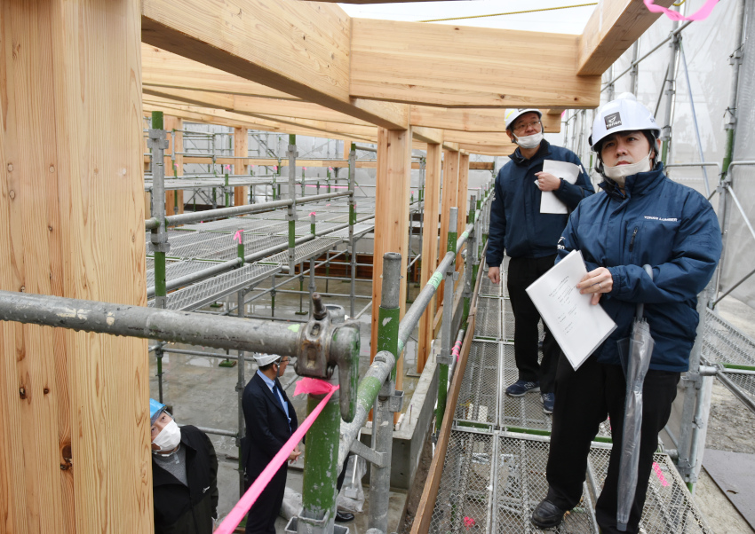 県材構造見学会／木材の利用促進図る／県木造住宅推進協議会