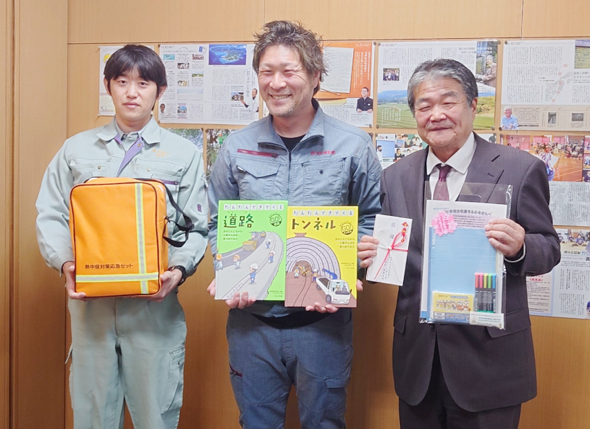 ５校に文房具寄贈