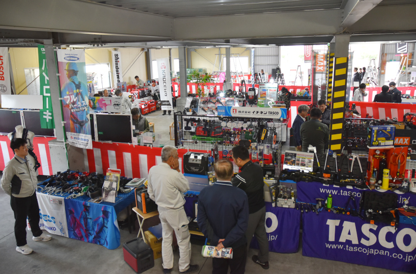 新施設で初の展示会／貸しホールで活用も／わき