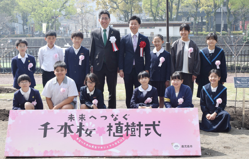 甲突川で植樹式/千本桜再生PJの記念