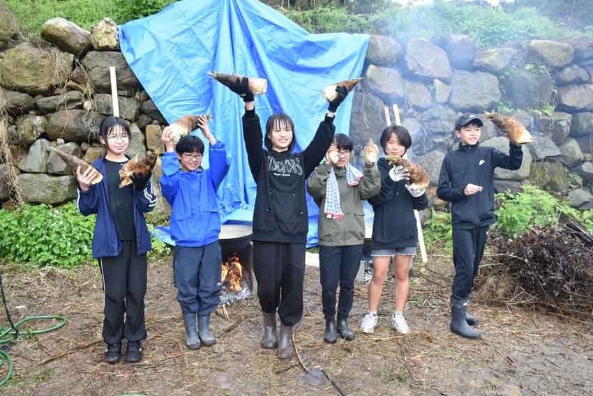 子供らとタケノコ収穫/春の味覚に悪戦苦闘/すく楠の会