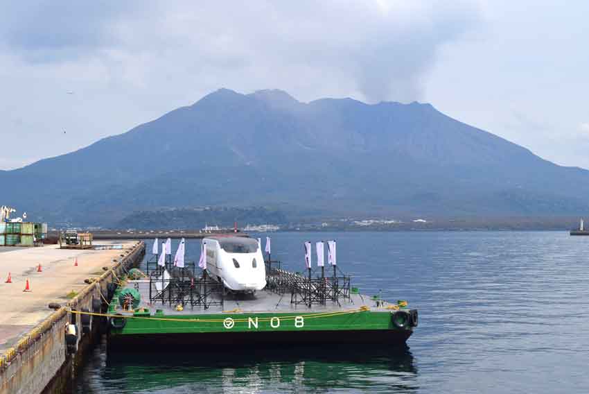 新幹線つばめが錦江湾に/開業15周年を記念