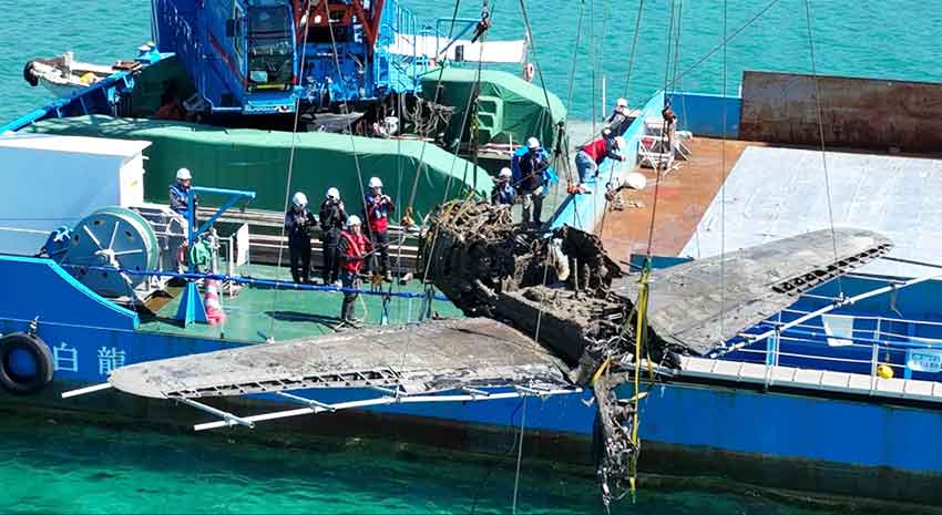 阿久根市沖の戦闘機「紫電改」／外薗建設工業　台船で引揚げ完了／８１年経て後世に「責務果たせた」
