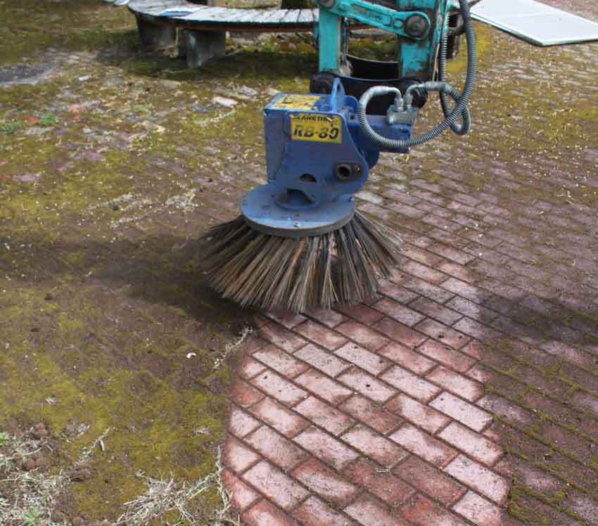 路面清掃の効率化を実現／建機用アタッチメント「ＲＢシリーズ」／清輝建設