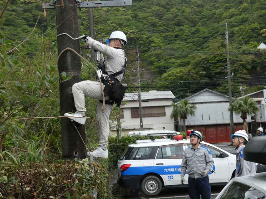 奄美群島で昇柱訓練／安全研修に約５０人／奄美電気工協組