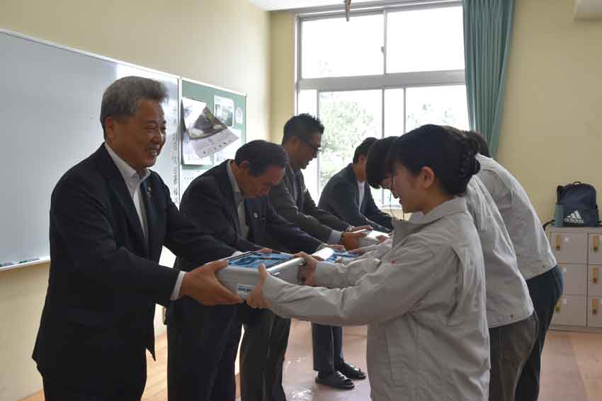 学生に工具寄贈／技術を磨く糧に／県電設協会
