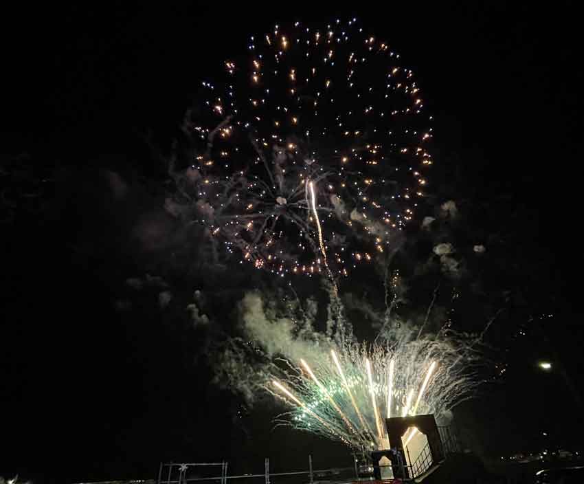 指宿山川の空に花火／常盤建設