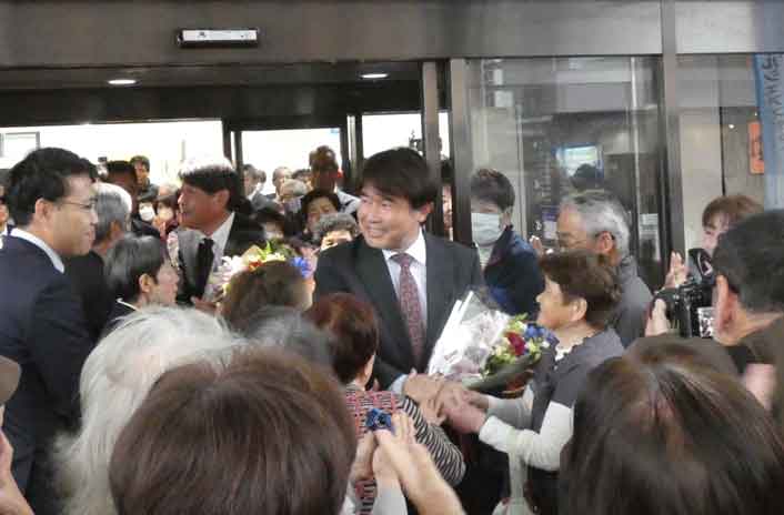 湯元姶良市長退任式／任期８年は生涯の宝　さらに前進し成長