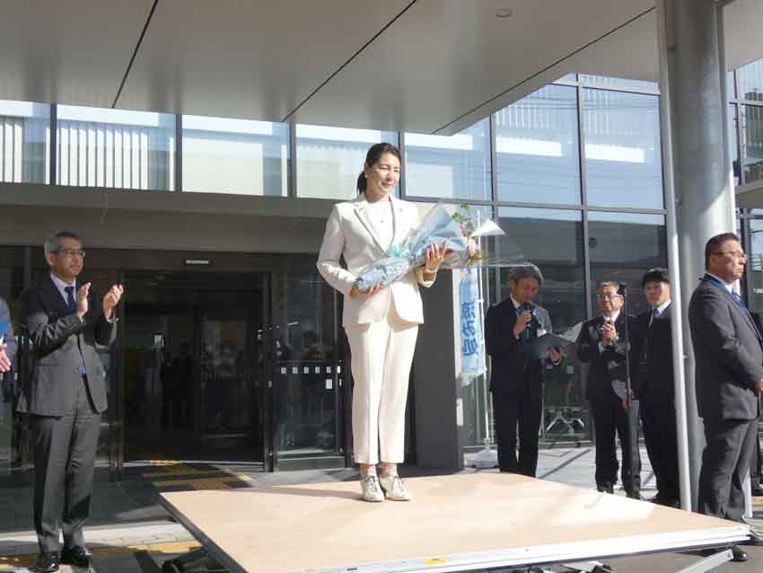姶良市　米丸市長初登庁