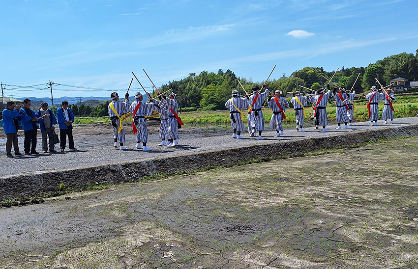ほ場整備完成祝う/3社合同で奉納棒踊り