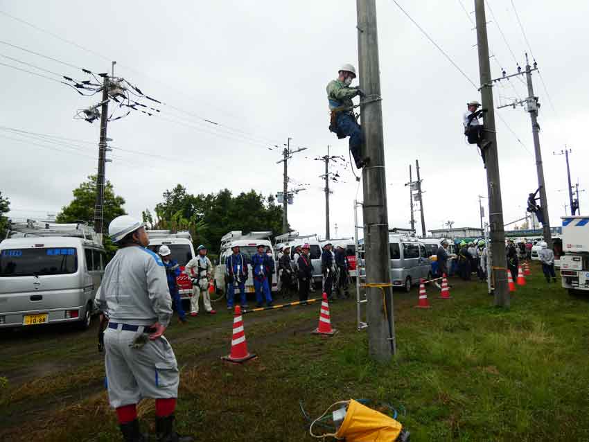出水電気工協組が昇降柱訓練