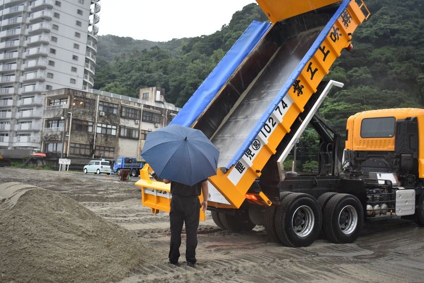 磯海水浴場へ海砂／砂浜の保全に／吹上工業