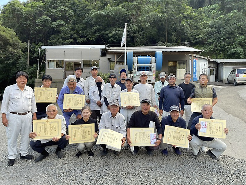 中部砕石が社内授賞式/永年勤続15人を表彰