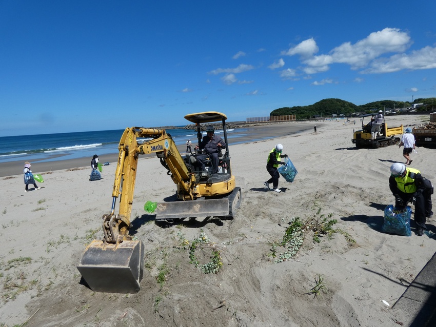 西方海水浴場でクリーン活動/薩摩川内建協も参加
