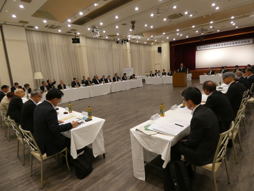 南九州西回り道/建設促進期成会が総会/阿久根川内道路/早期整備へ要望推進/会長交代し「地元の熱意を」