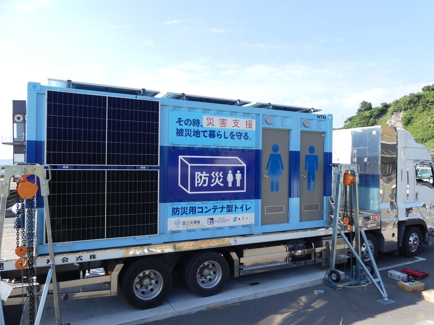 大隅河川国道/コンテナ型トイレを移送/熊本地震支援