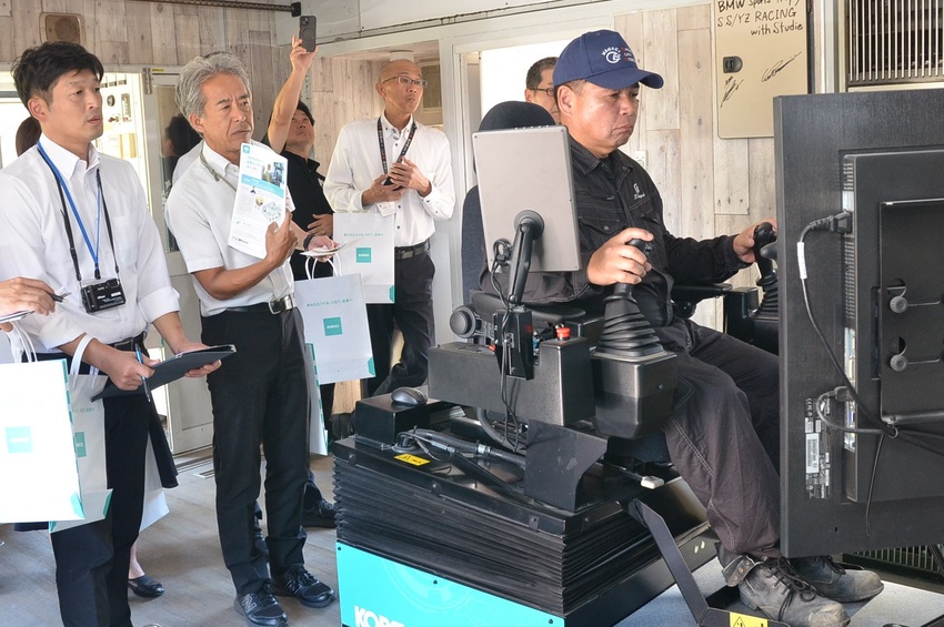 遠隔で土砂除去デモ　　／県警本部前から操作　／永田重機土木
