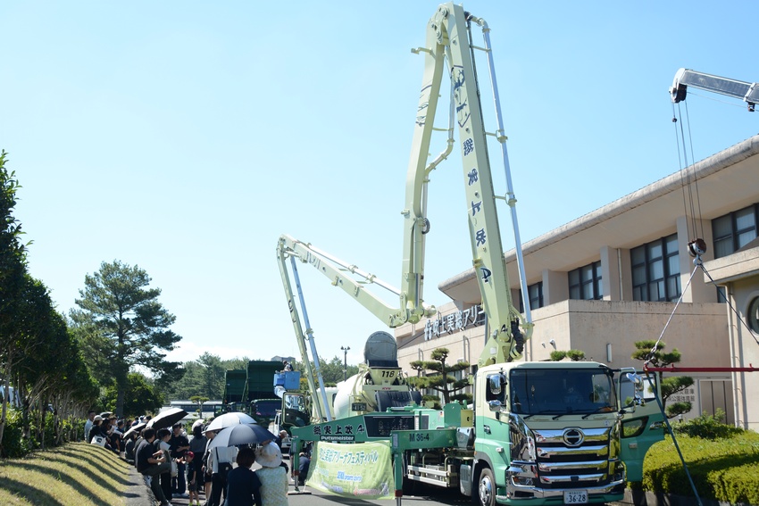 吹上町でチャリティーイベント／車両展示など賑わう