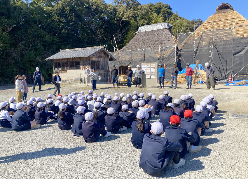 クローズアップ 薩摩川内市 「旧増田家住宅」で茅屋根葺替え