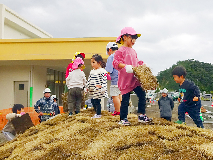 園児ら築山で遊ぶ