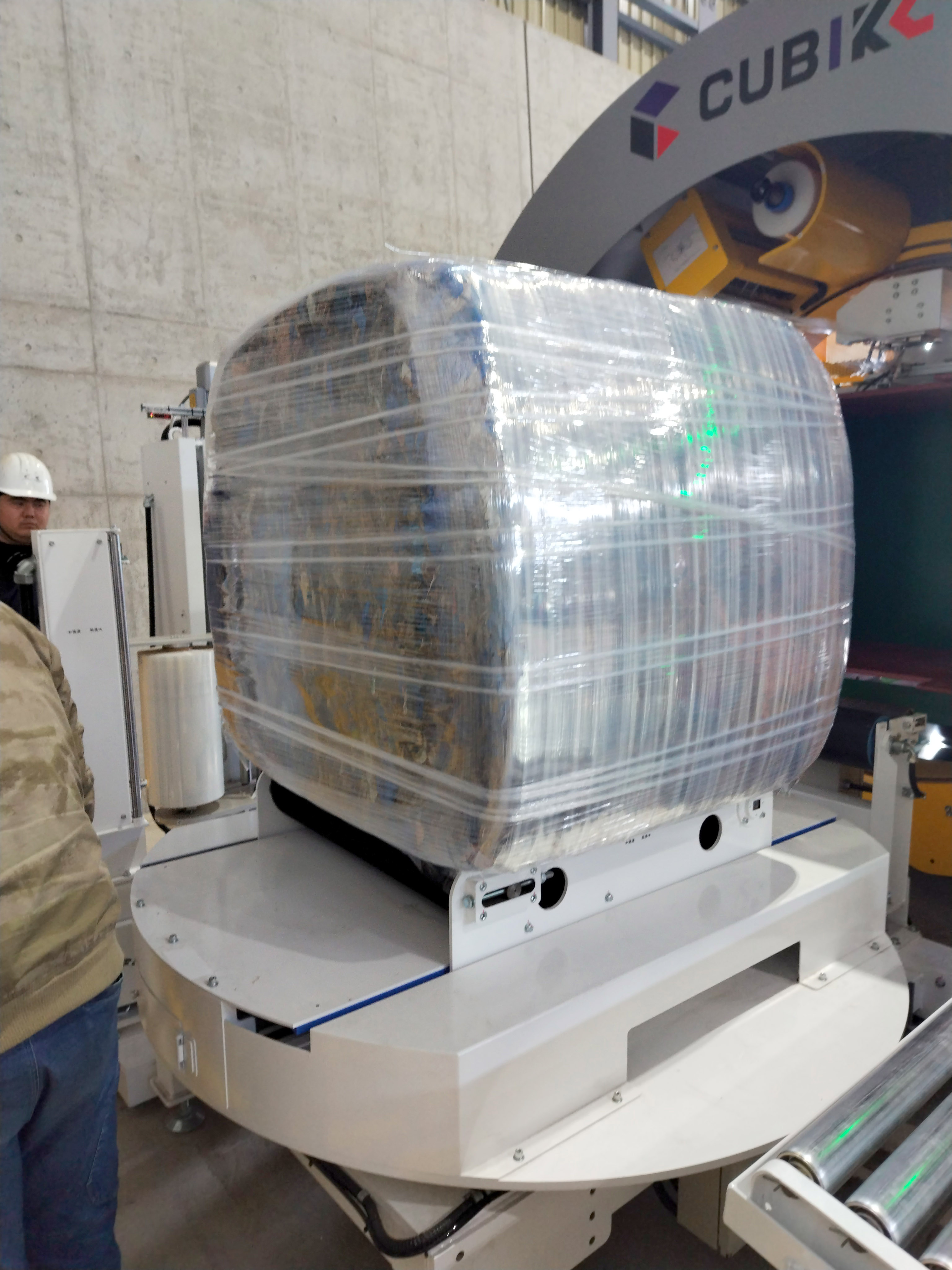 県内初／６面圧縮梱包機導入