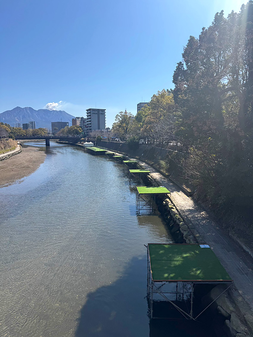 県、都市空間リノベ/甲突川川床に観覧席/お花見を28日から