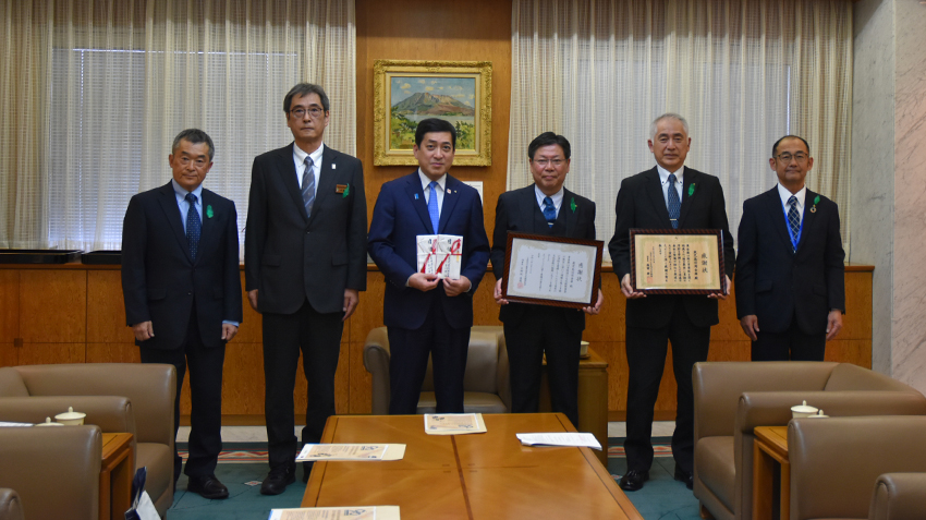 演奏で集まった浄財を寄付