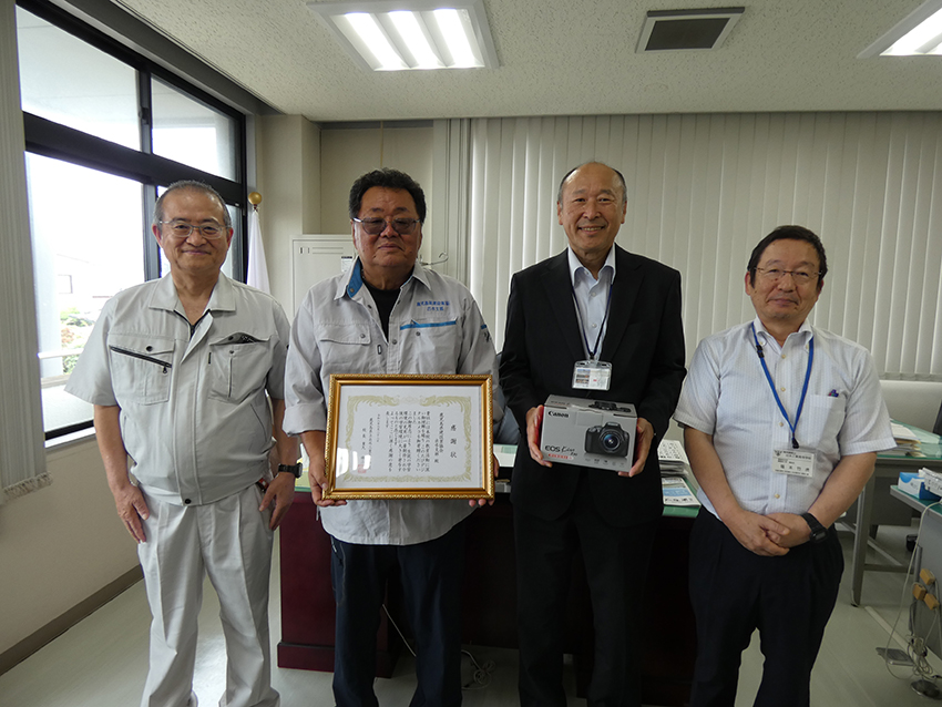 建協出水支部　出水工高にデジカメ寄贈