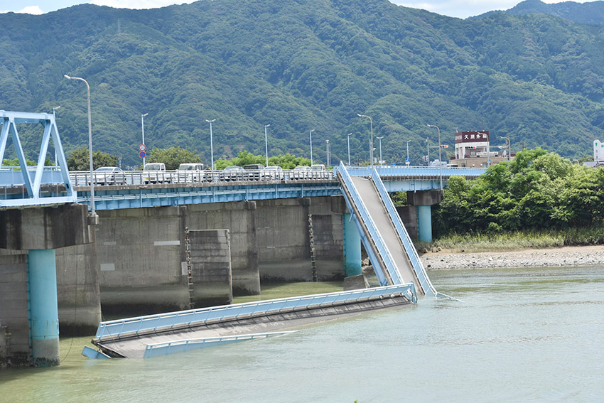 球磨川で応急復旧に着手