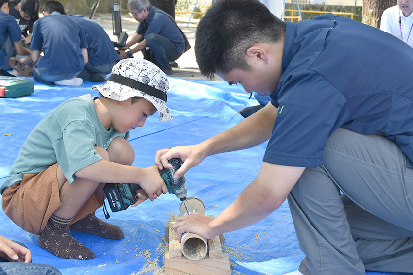 竹灯籠で冥福を祈る