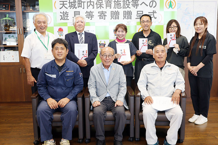 ボールなど遊具寄贈